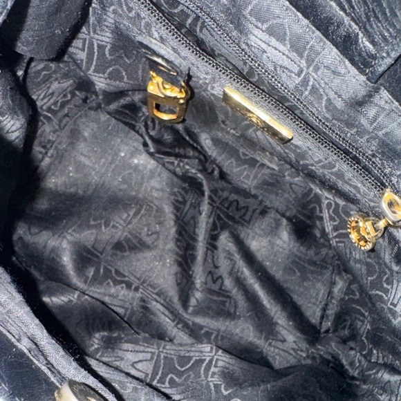 Metrocity Quilted bucket Crossbody with Gold Chain Strap EXCELLENT CONDITION! - Picture 5 of 7